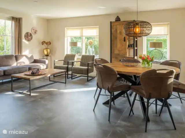 Cabaña en el bosque 38 en Países Bajos, Overijssel, Den Ham - casa vacacional La sala de estar y el comedor, donde tiene muchas vistas al exterior.