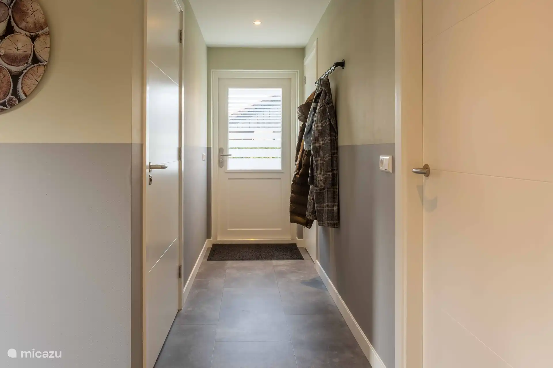 Der Flur mit Garderobe. Auf der rechten Seite befindet sich das Schlafzimmer, auf der linken Seite das Duschbad und die Toilette. 