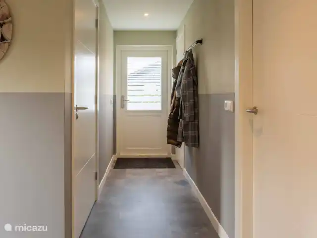 Cabaña en el bosque 38 en Países Bajos, Overijssel, Den Ham - casa vacacional El recibidor con armario. A la derecha encontrará el dormitorio, a la izquierda el baño con ducha y el inodoro.