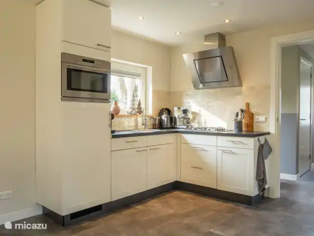 Cabaña en el bosque 38 en Países Bajos, Overijssel, Den Ham - casa vacacional La cocina está equipada con una combinación de microondas, frigorífico-congelador y lavavajillas.