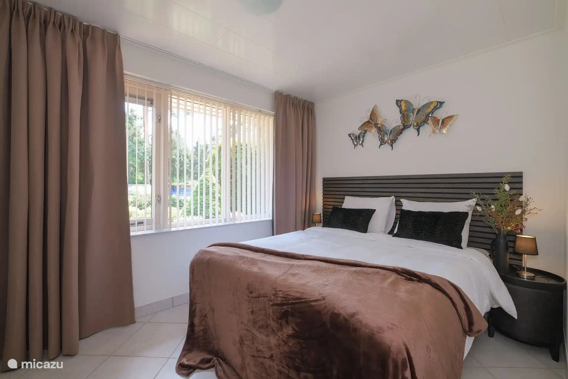 Doppelzimmer mit schönem Boxspringbett (160x200) und Schiebetürenschrank