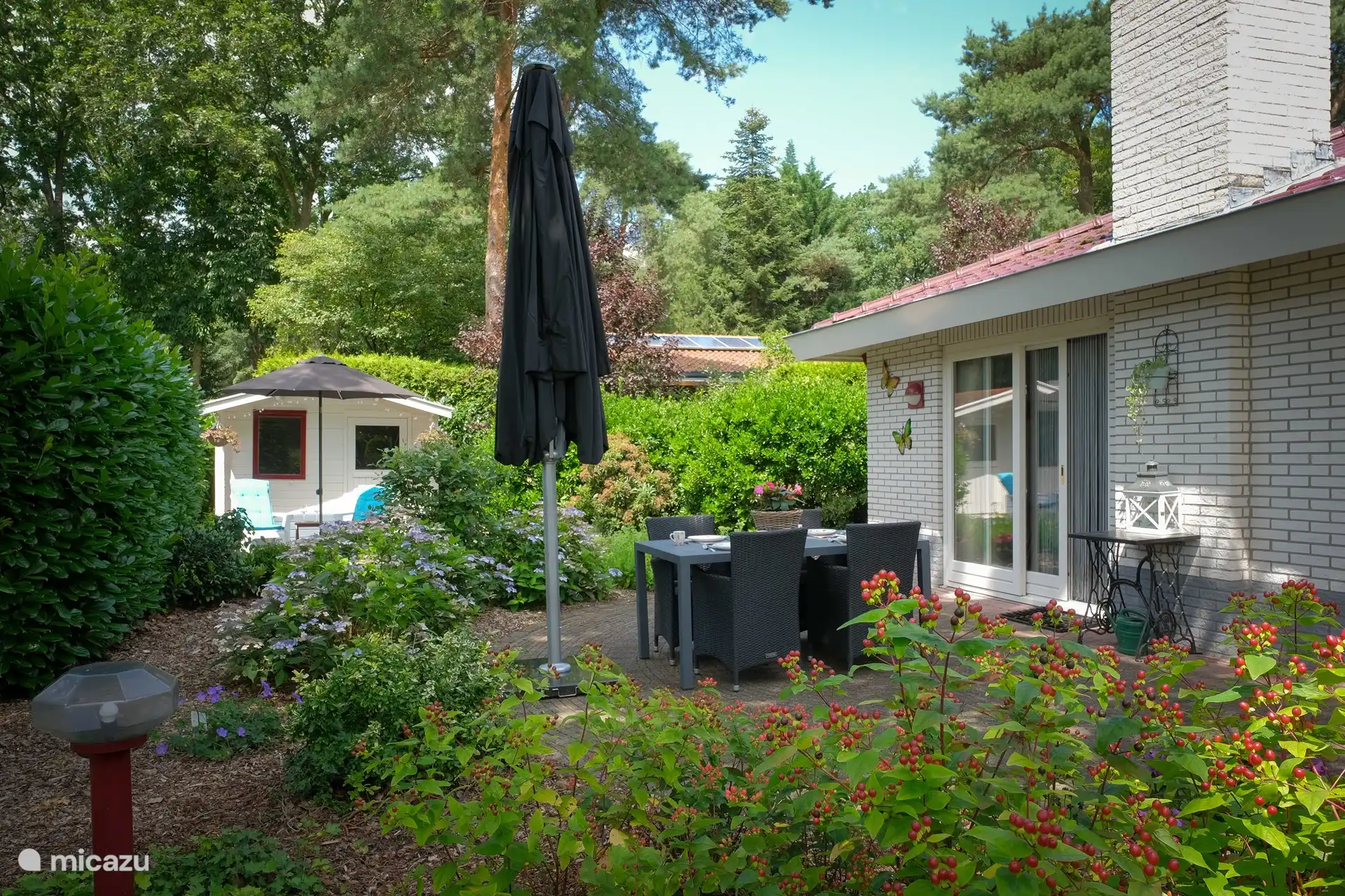 Terrasse mit geschlossenem Schuppen 