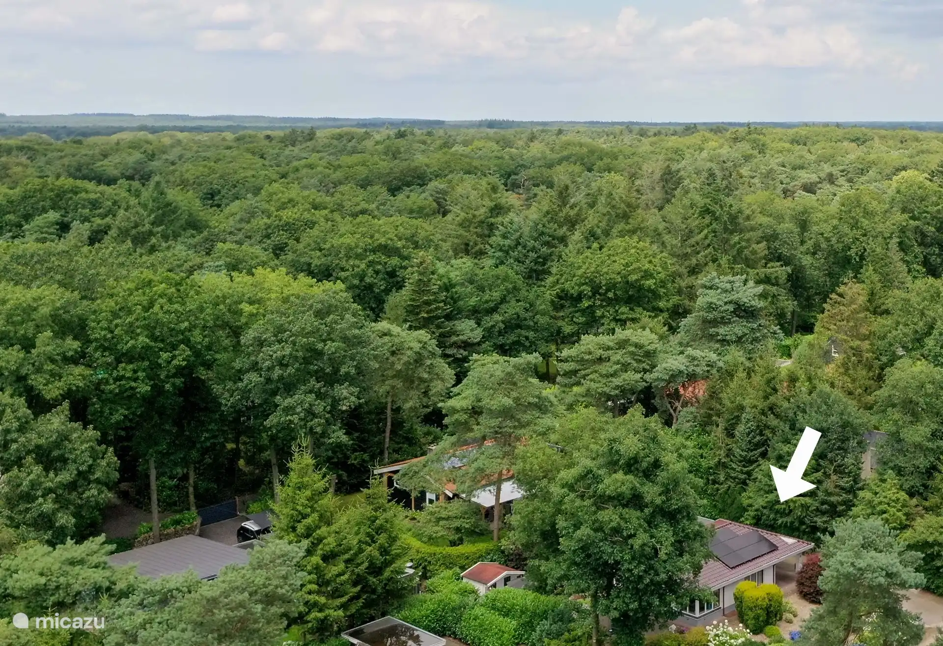 Draufsicht auf das Haus und die Umgebung