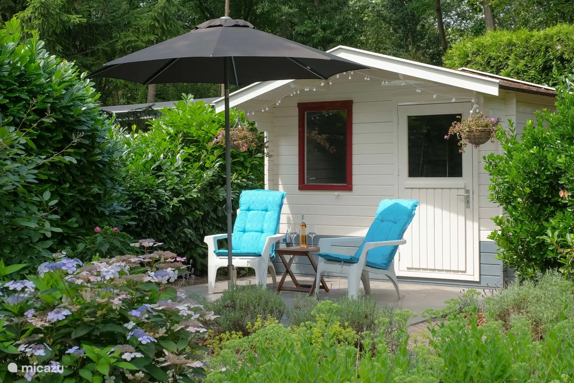 Sonnige Terrasse mit Abstellschuppen für Fahrräder