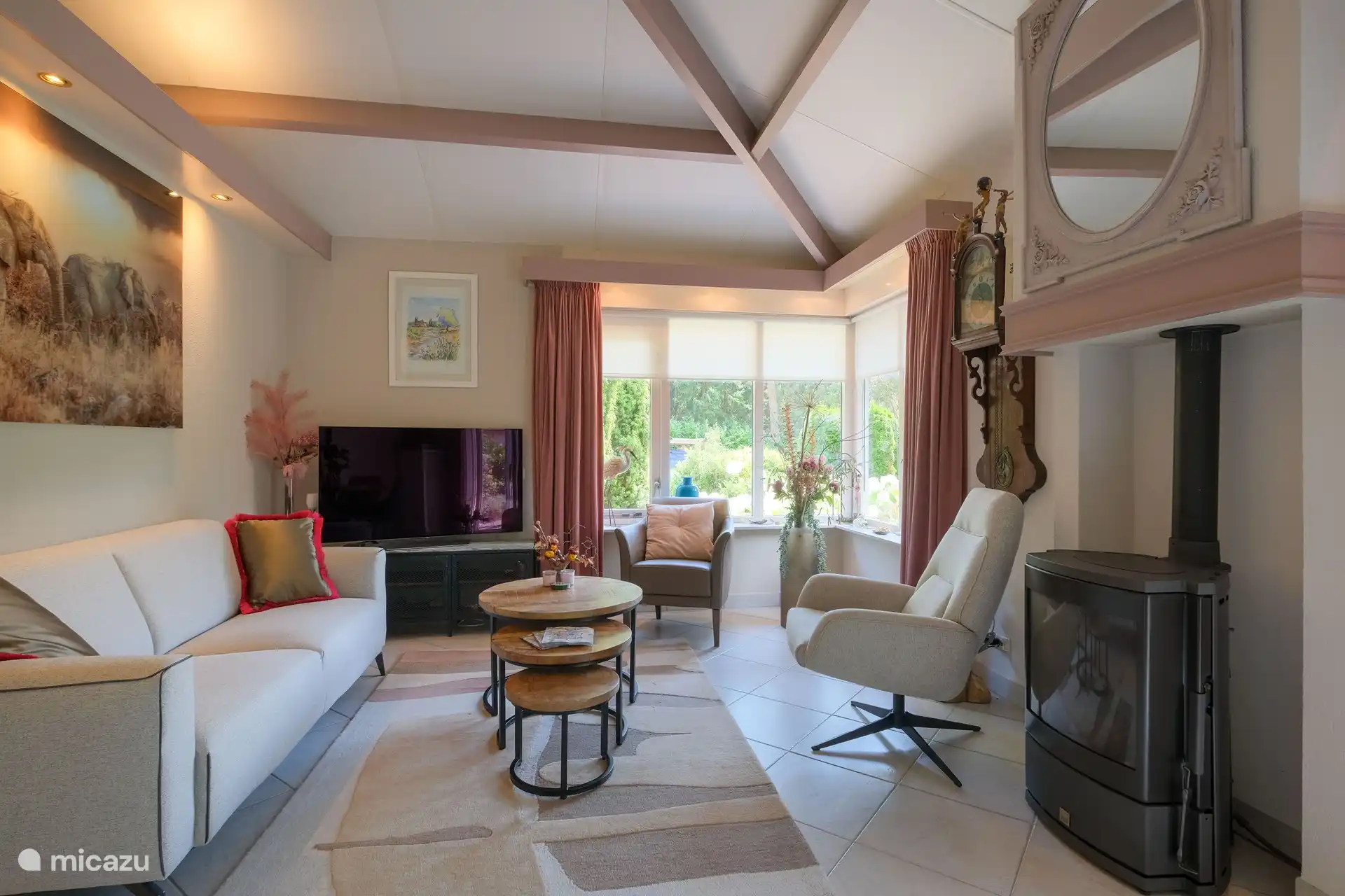 Wohnzimmer / Wohnzimmer ausgestattet mit 2,5-Sitzer-Sofa, Dreh-/Liegesessel und festem Sessel, großem Fernseher 