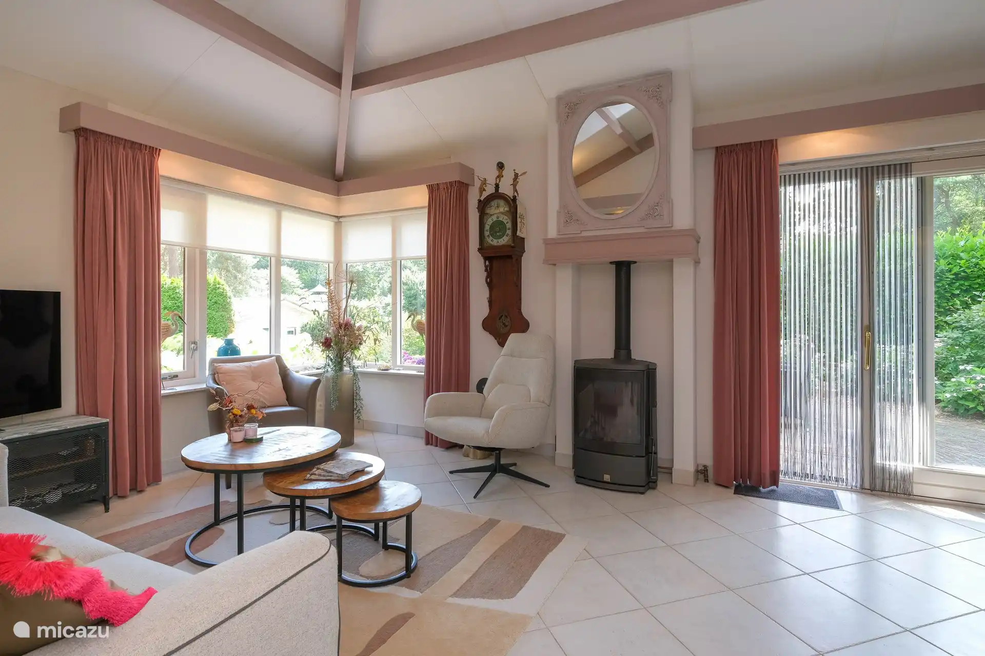 Wohnzimmer mit Blick auf die Terrasse und die Umgebung