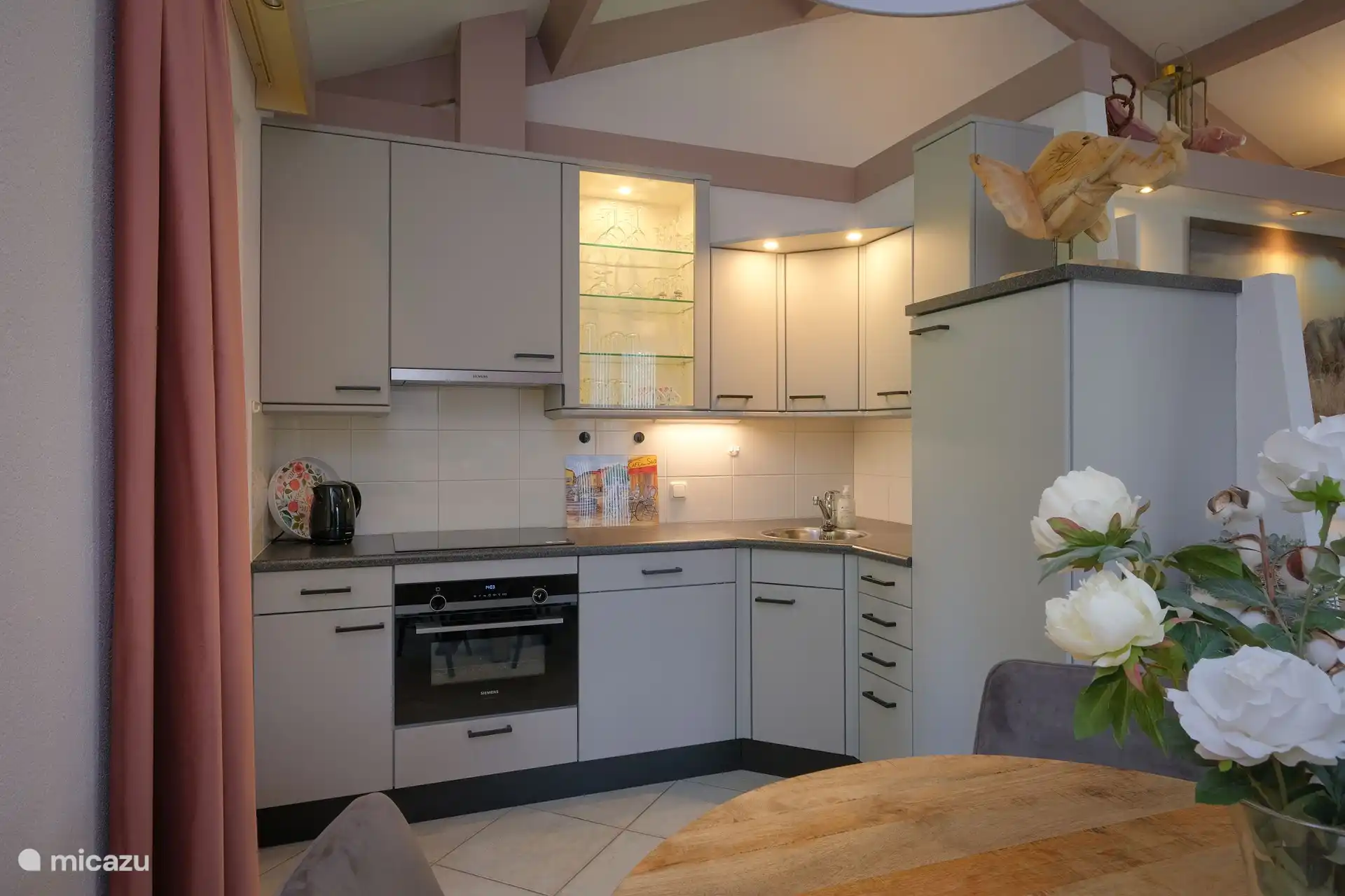 Offene Küche mit Filterkaffeemaschine, Wasserkocher, neuen Siemens-Geräten (großer Kühlschrank mit Gefrierfach, Kombibackofen, Geschirrspüler)