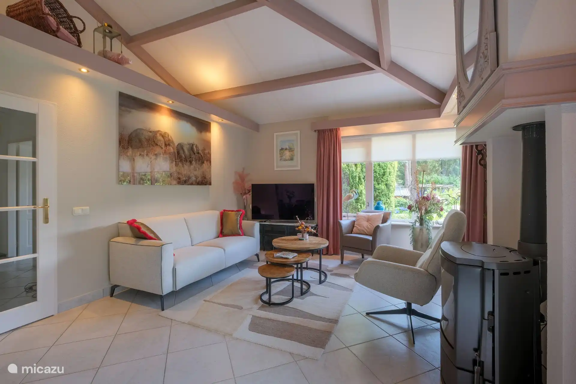 Schönes offenes Wohnzimmer mit Schiebetüren, gemütlichem Interieur mit Blick auf das Waldgebiet und großem Garten und Schiebetüren auf der größten Terrasse