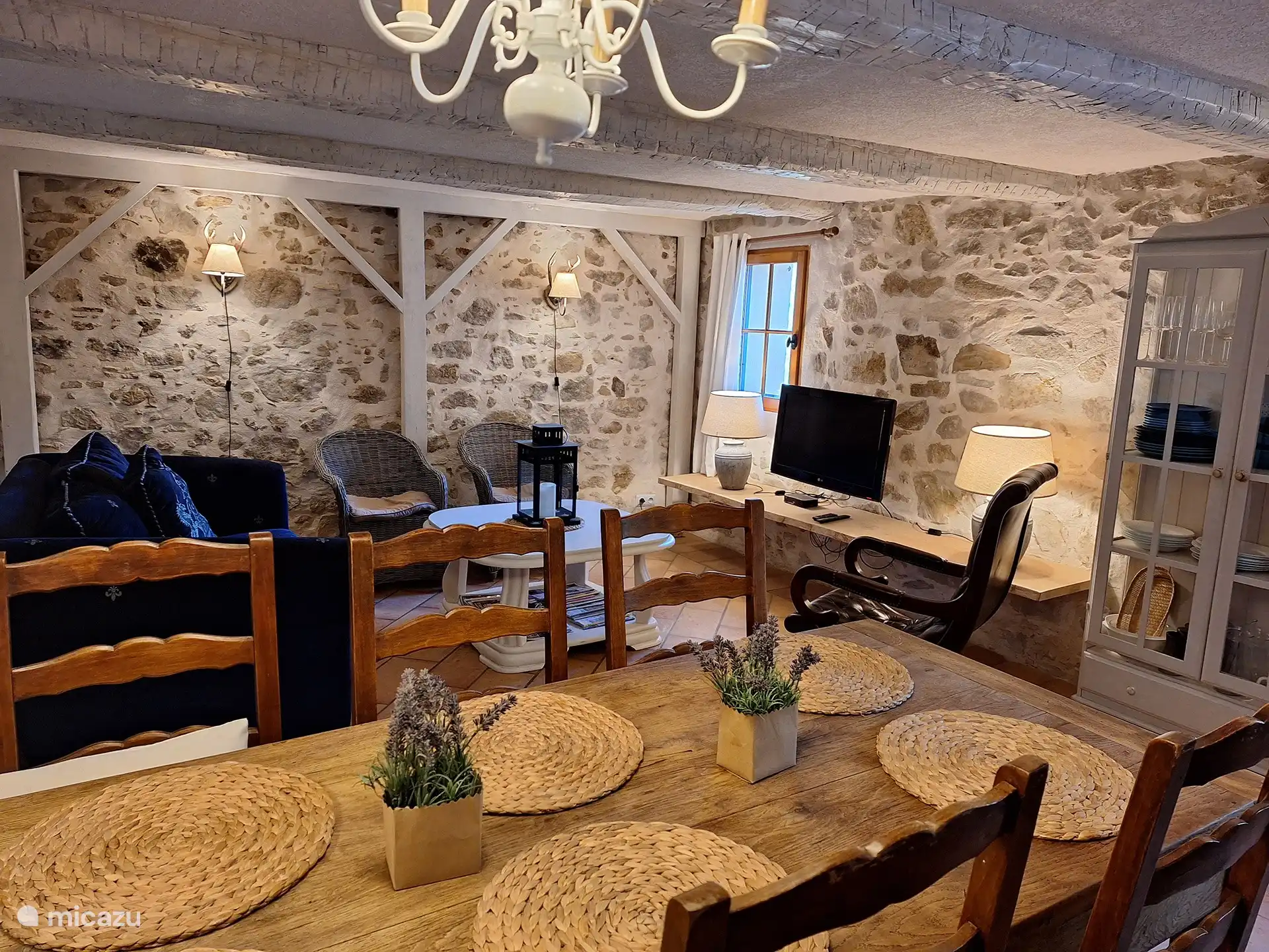 Salon-salle à manger confortable
