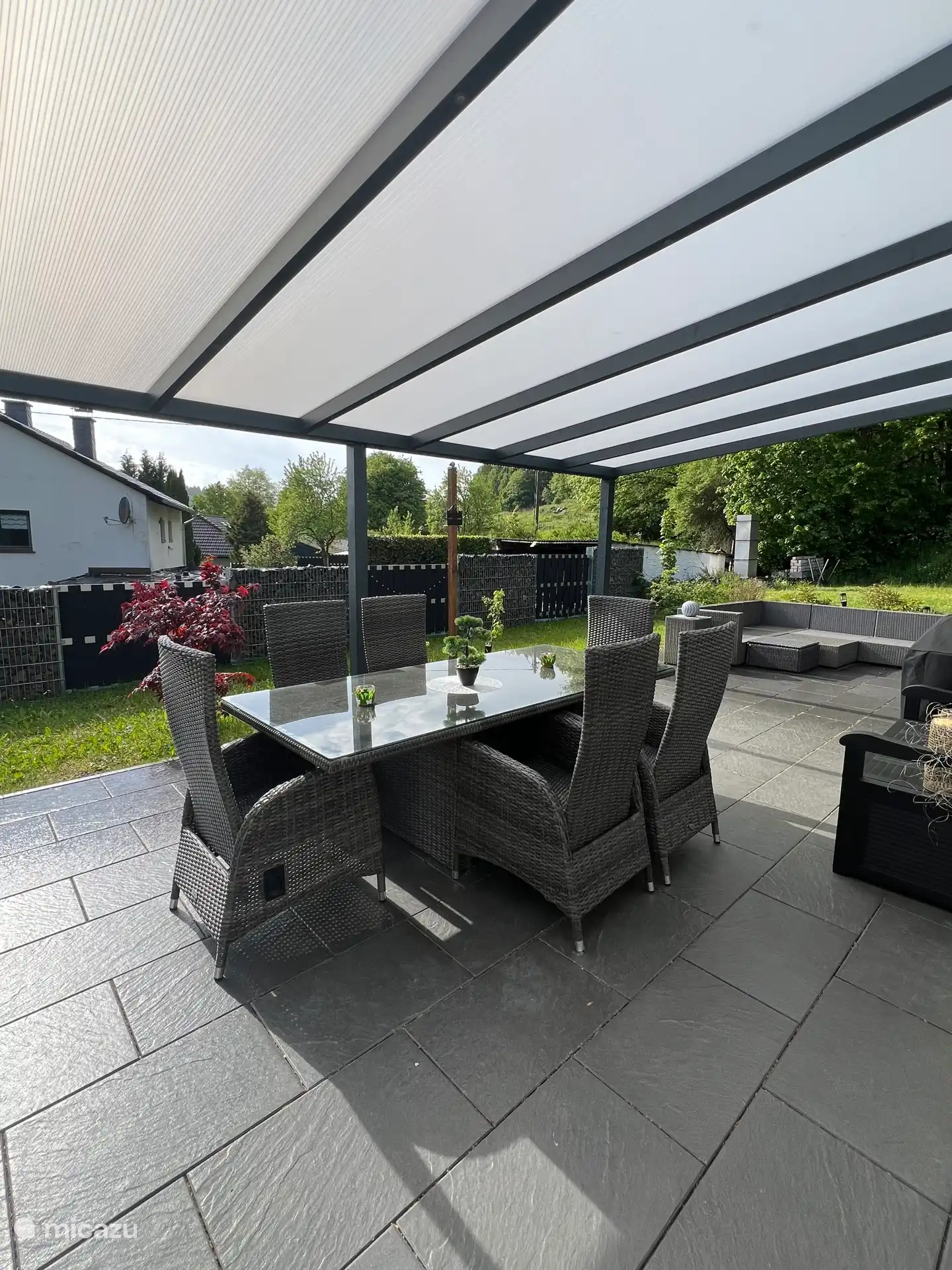 Terras met lounge en luifel