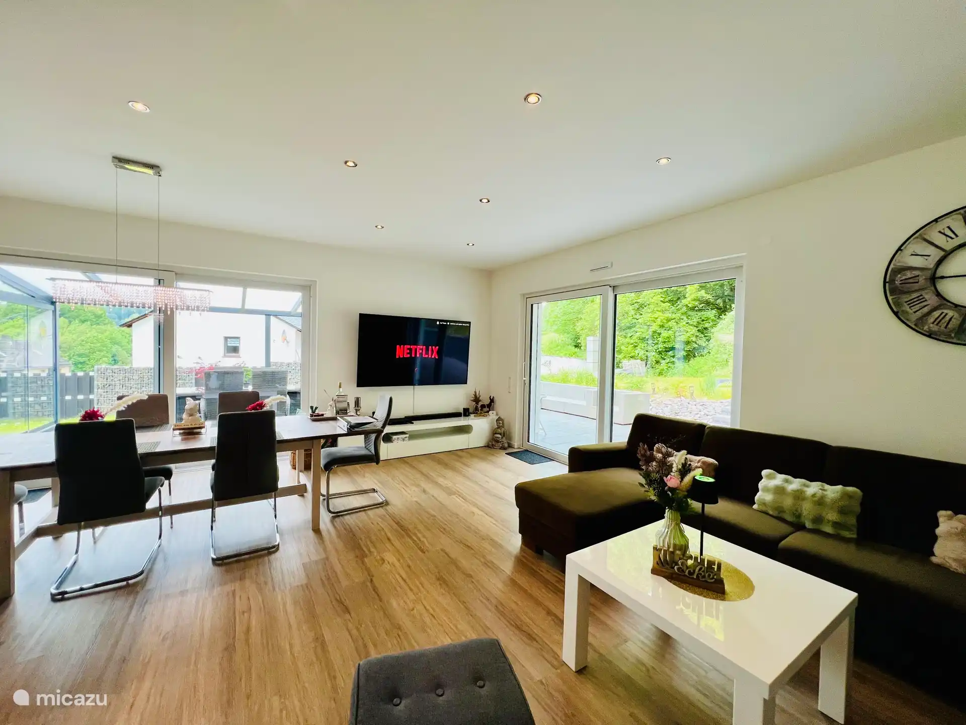 Ruime woonkamer met open keuken en open haard voor gezellige uren.