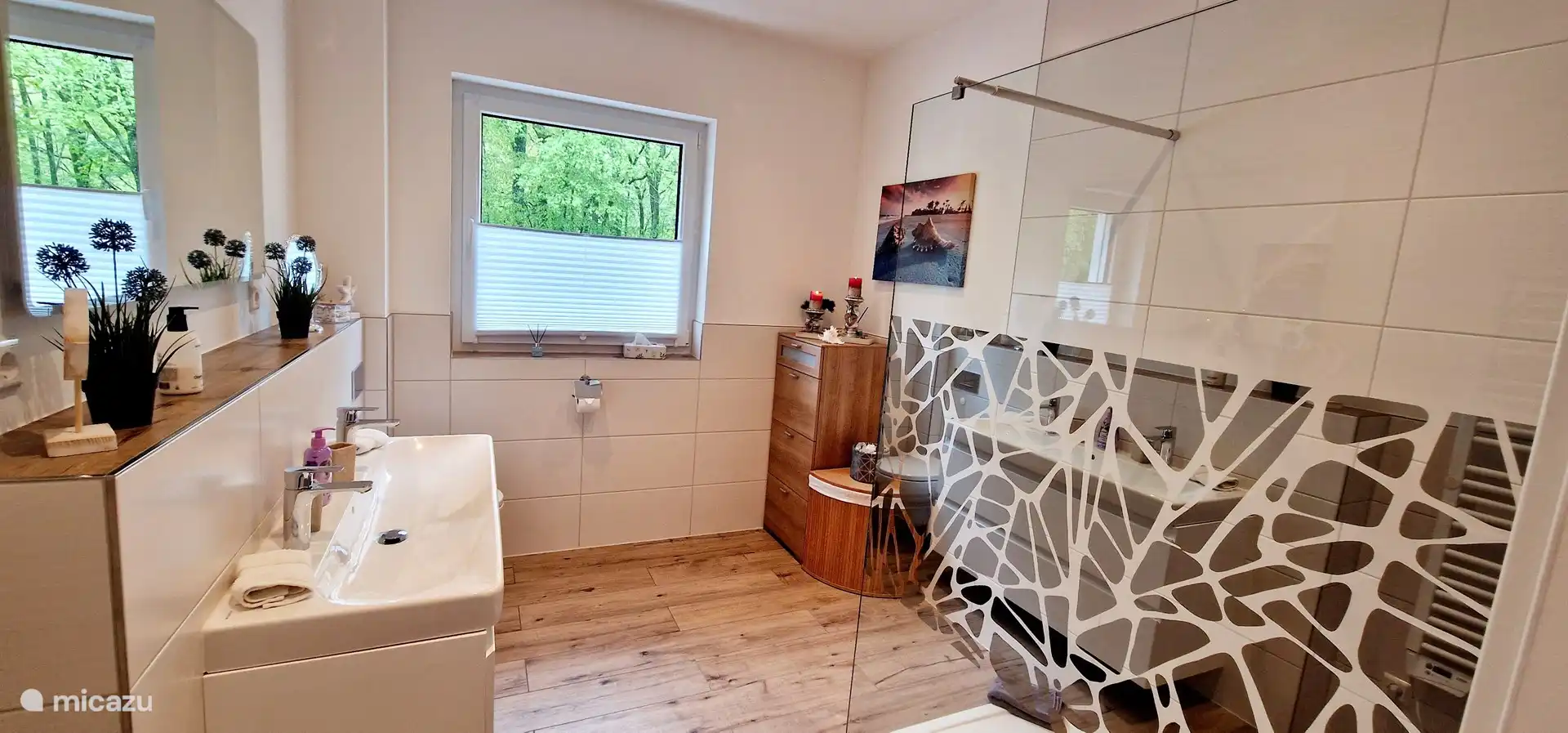 Elegante cuarto de baño con ducha, lavabo y WC