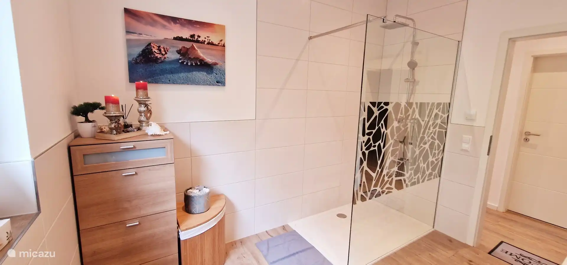 Ducha a ras de suelo con ducha de lluvia