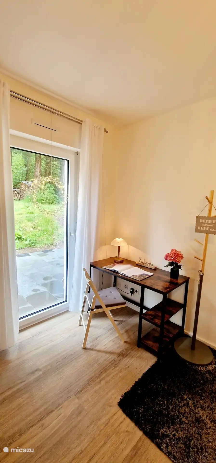 También está disponible armario y escritorio para jóvenes y mayores