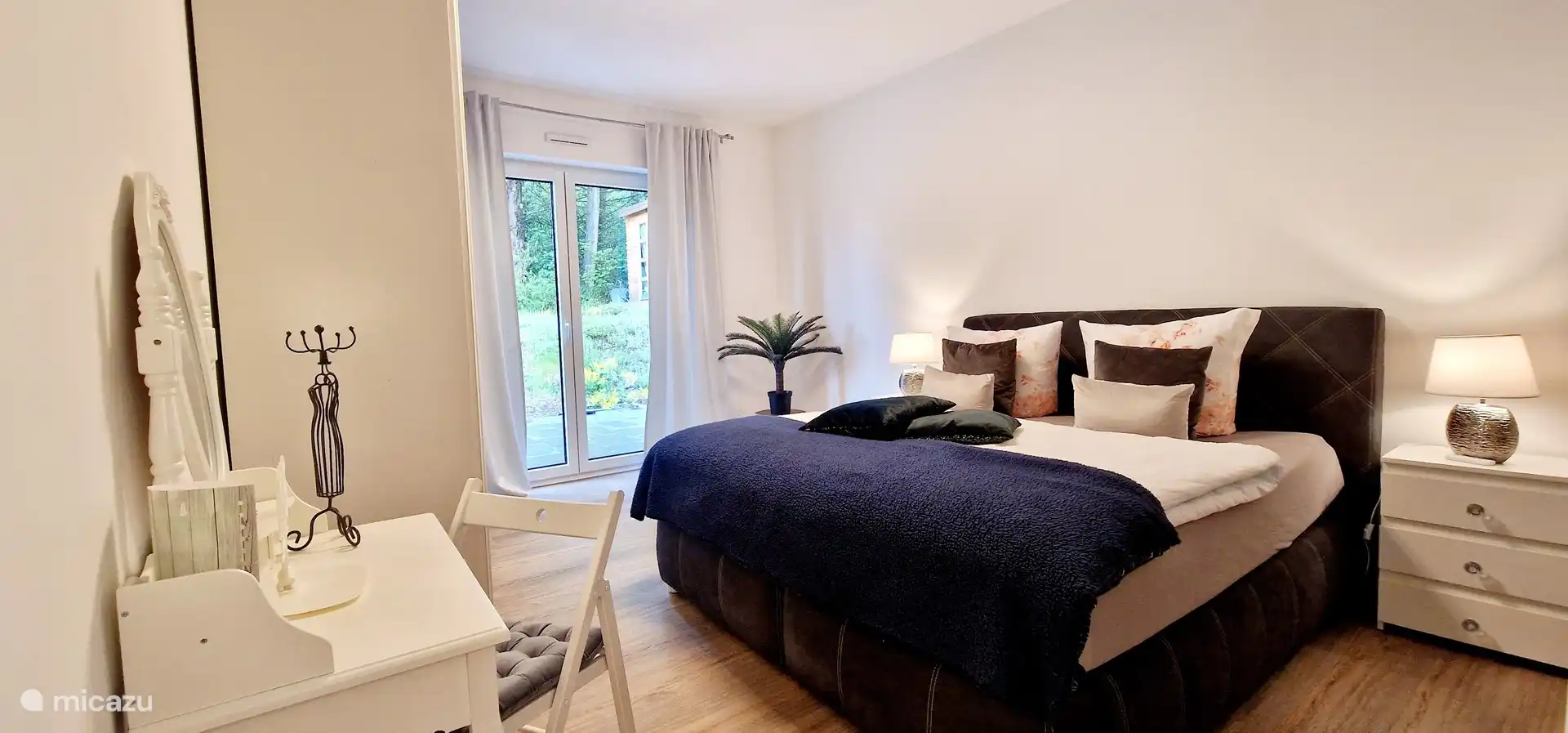 Amplio dormitorio con cama king size con somier y armario