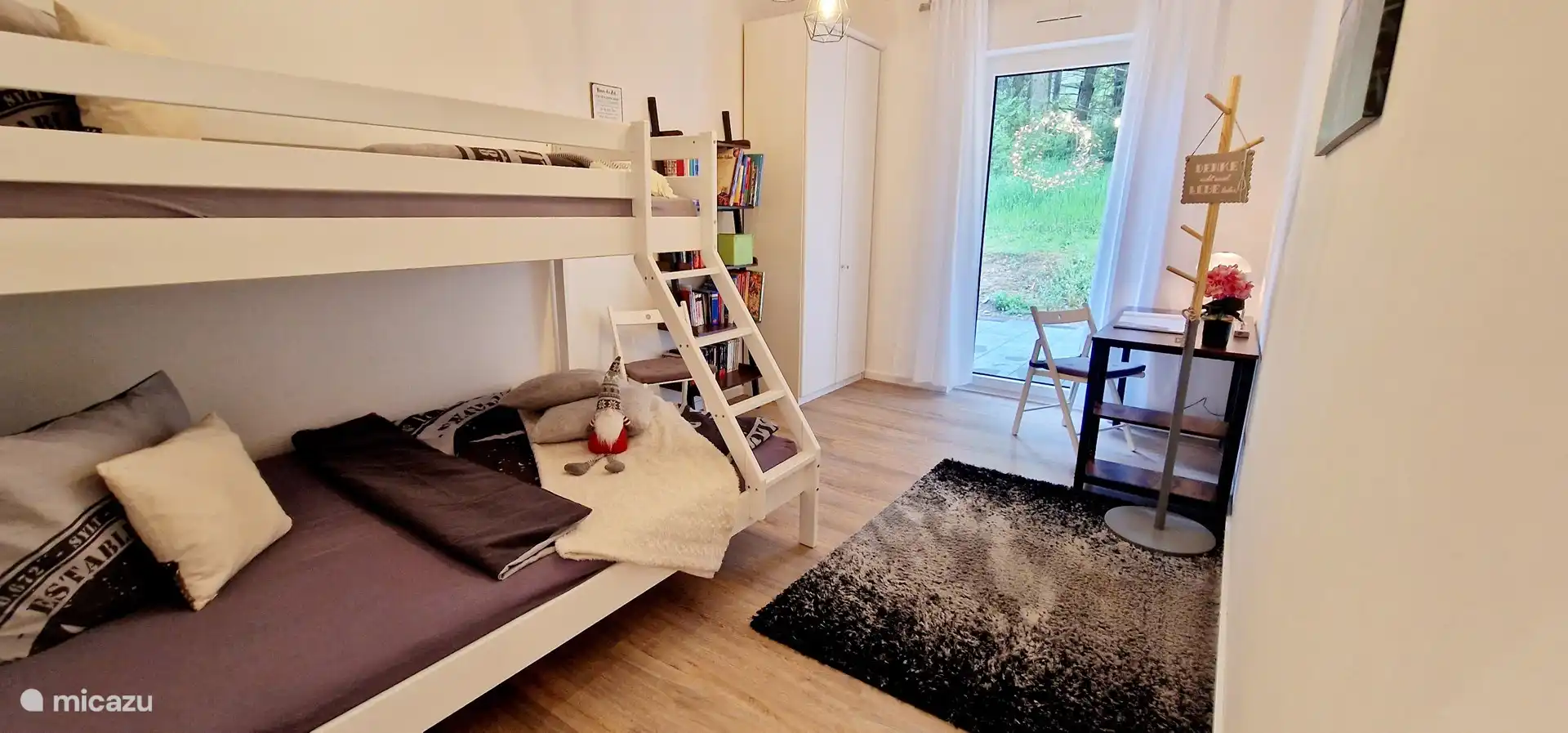 Nuestra litera para 3 personas con colchón de 1,40 m x 2,00 m y colchón de 0,9 x 2,0 m en el segundo dormitorio ofrece espacio para niños y otros huéspedes