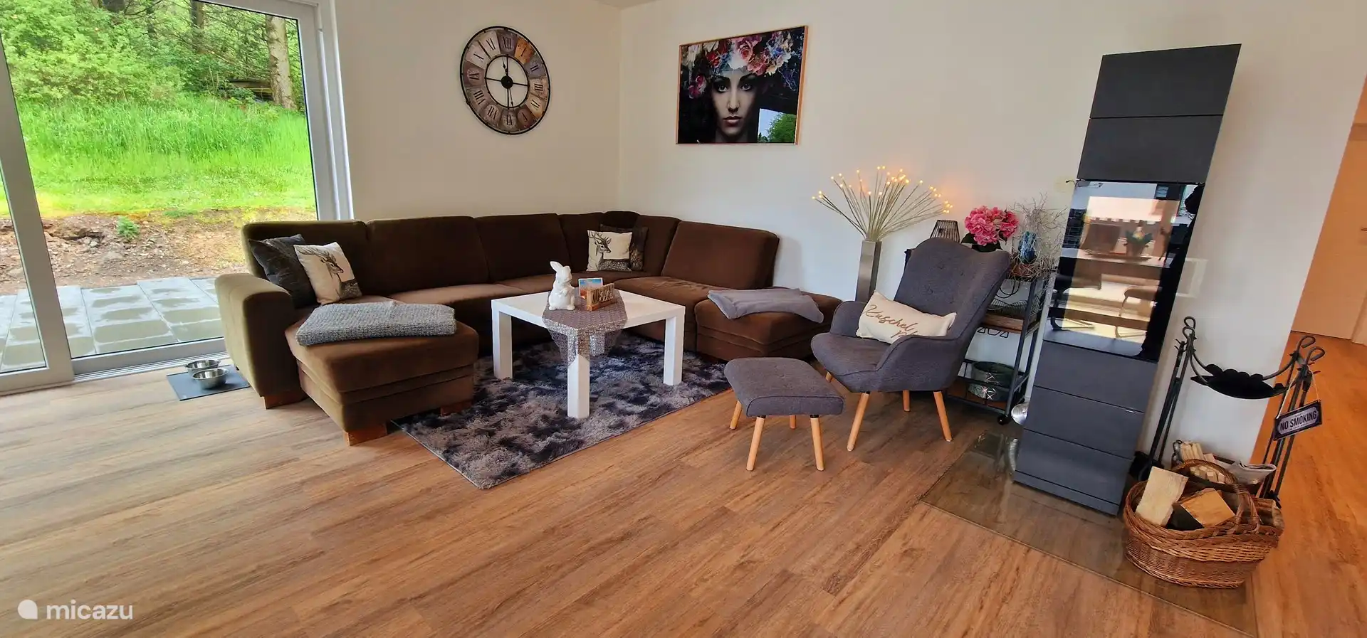 Sala de estar con cómodo sofá y chimenea