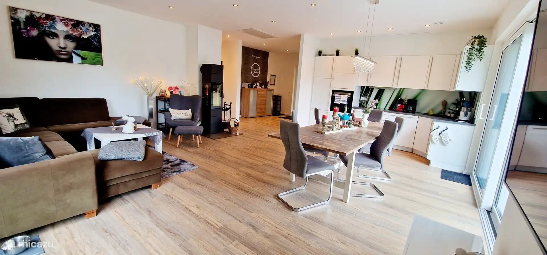 Salón-comedor con cocina abierta