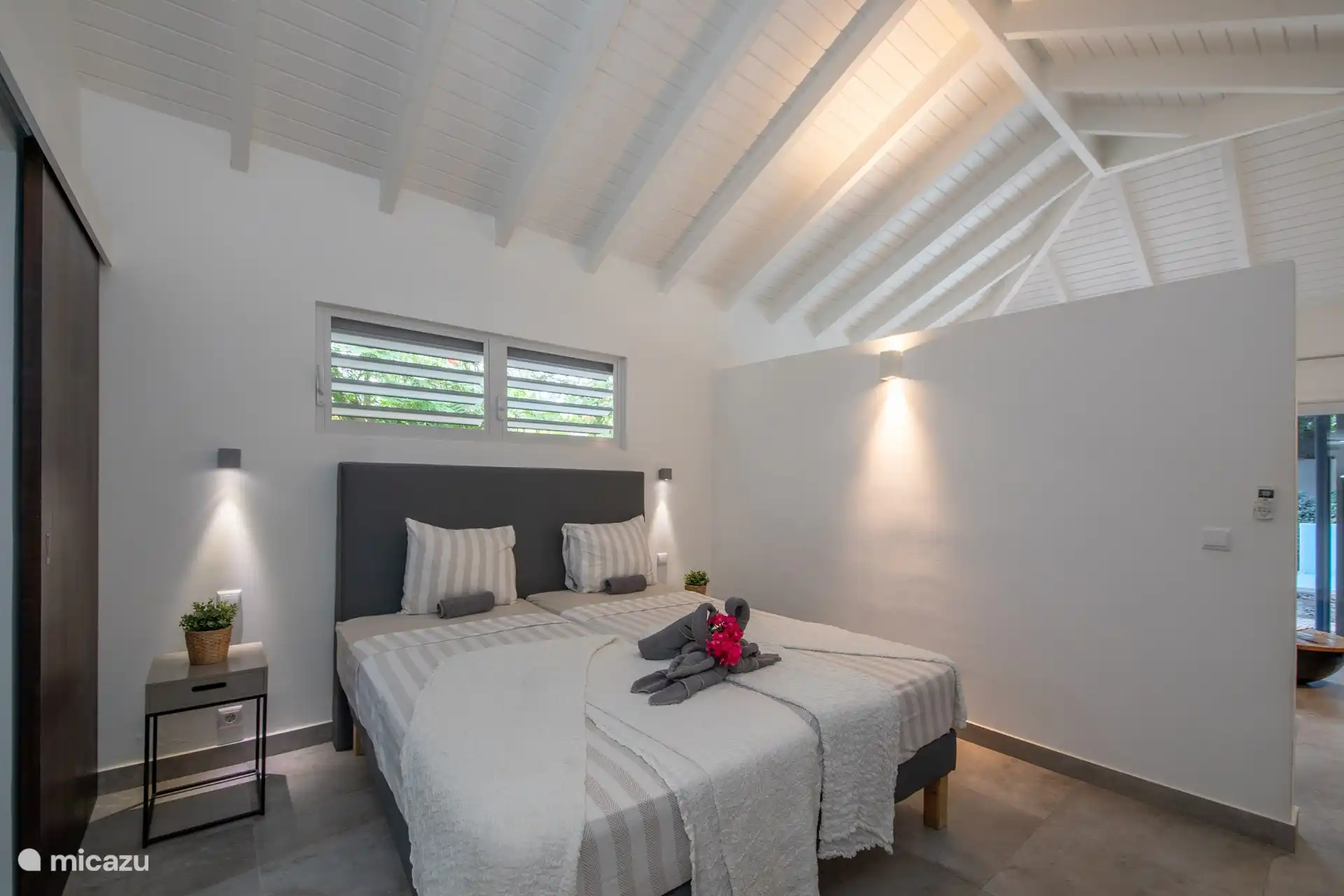 Grote slaapkamer met opberg/kledingkast