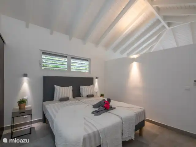 Location de Vacances Curaçao, Banda Ariba (est), Vista Royal, appartement - Appartement Mike Chambre principale avec rangement/penderie