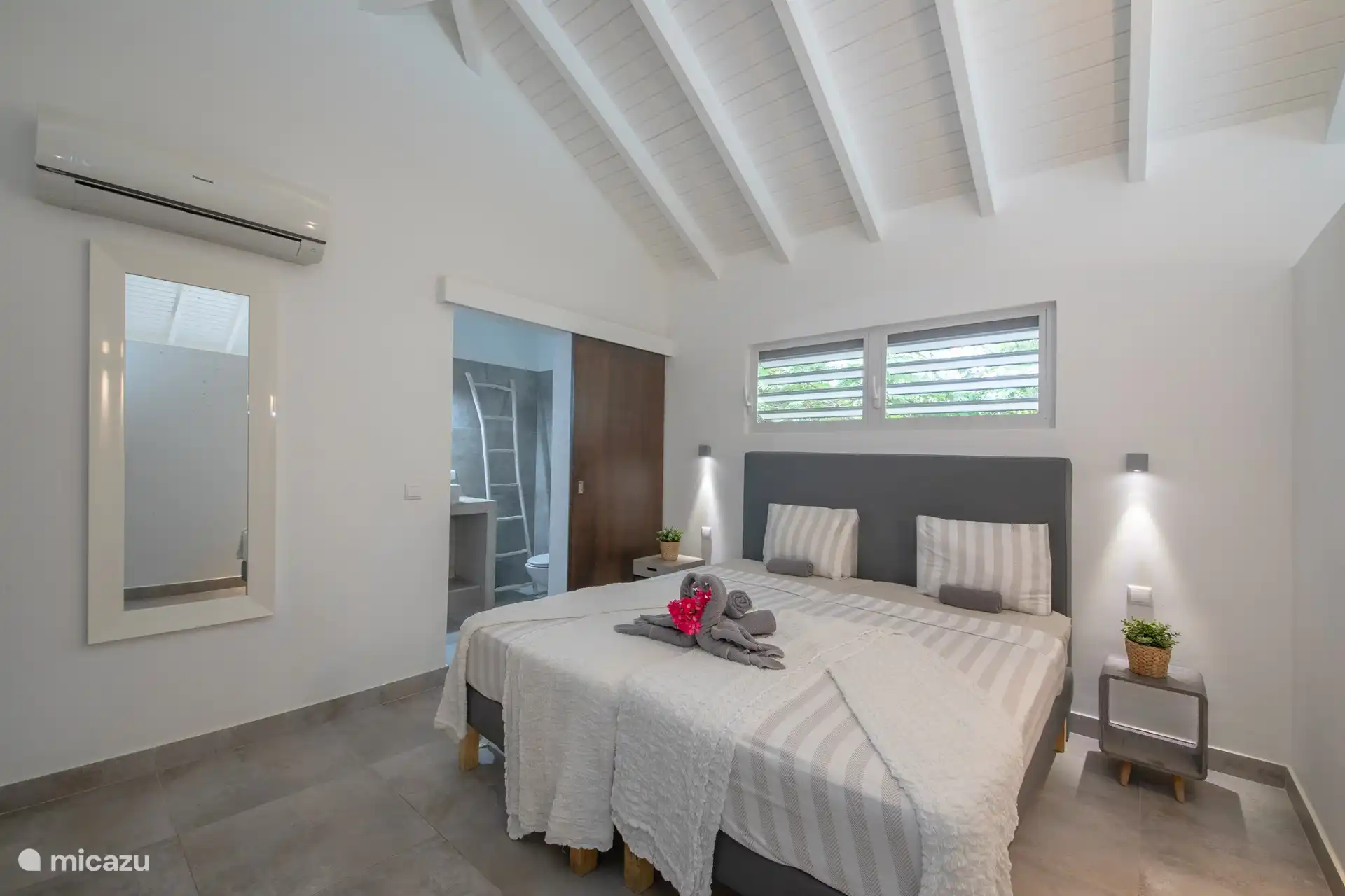 Grote slaapkamer met opberg/kledingkast