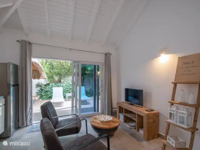 Location de Vacances Curaçao, Banda Ariba (est), Vista Royal, appartement - Appartement Mike Salon et cuisine avec deux fauteuils et TV