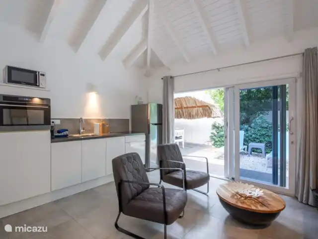 Location de Vacances Curaçao, Banda Ariba (est), Vista Royal, appartement - Appartement Mike Salon et cuisine avec deux fauteuils et TV