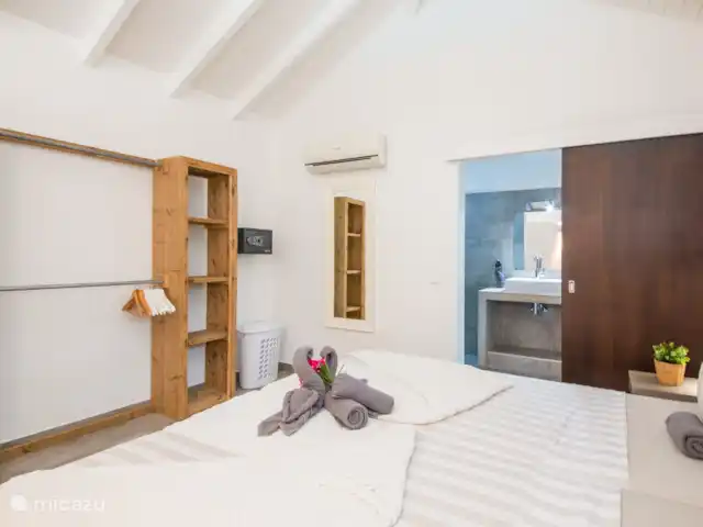 Location de Vacances Curaçao, Banda Ariba (est), Vista Royal, appartement - Appartement Mike Chambre principale avec rangement/penderie