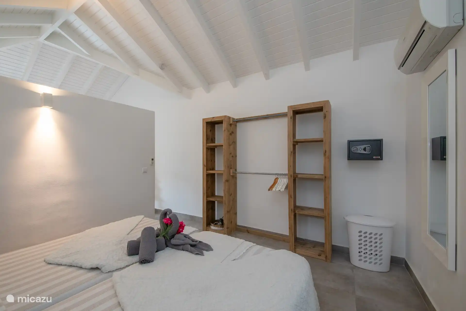 Grote slaapkamer met opberg/kledingkast