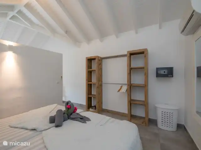 Location de Vacances Curaçao, Banda Ariba (est), Vista Royal, appartement - Appartement Mike Chambre principale avec rangement/penderie