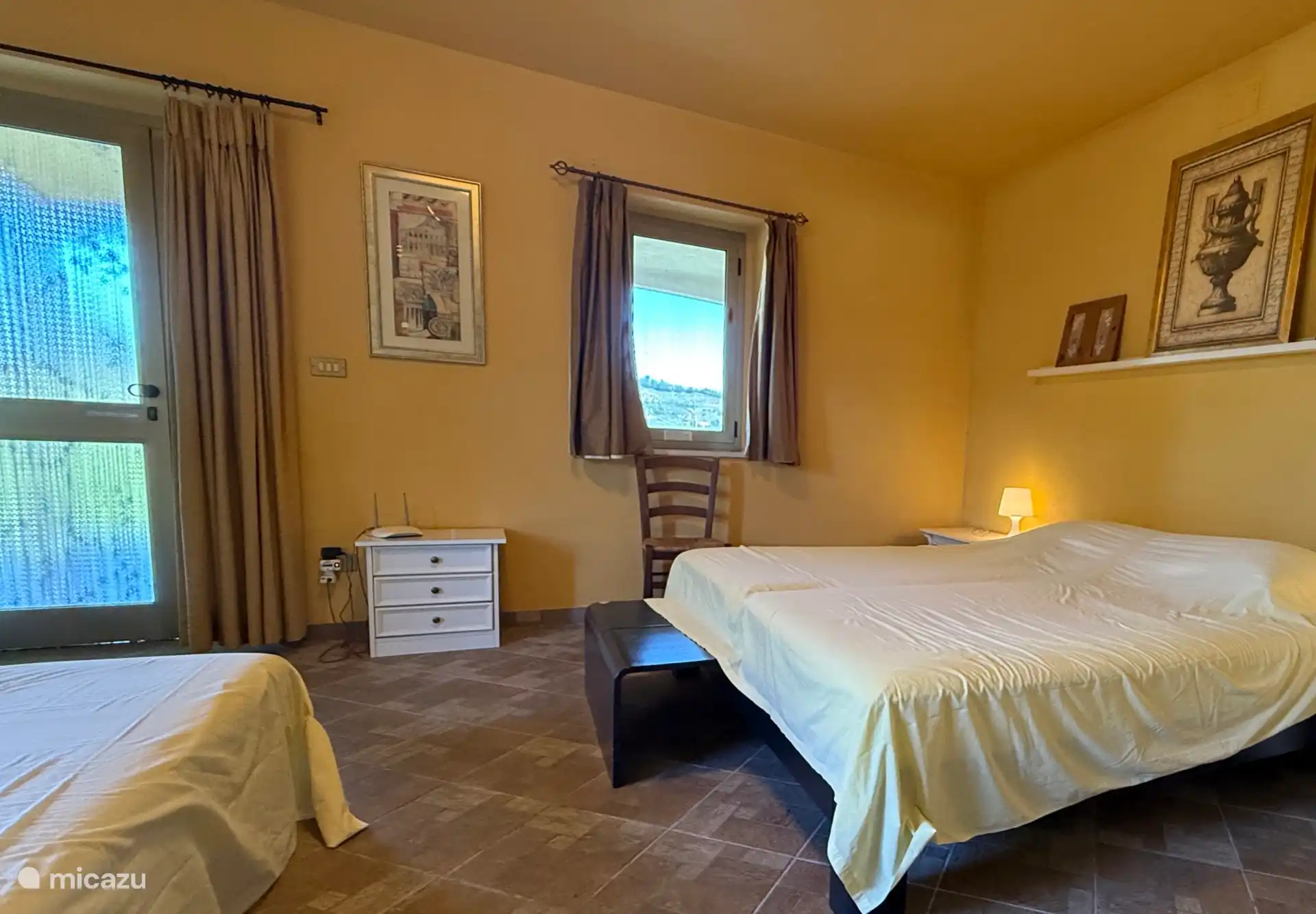 Puerta al pórtico y piscina.