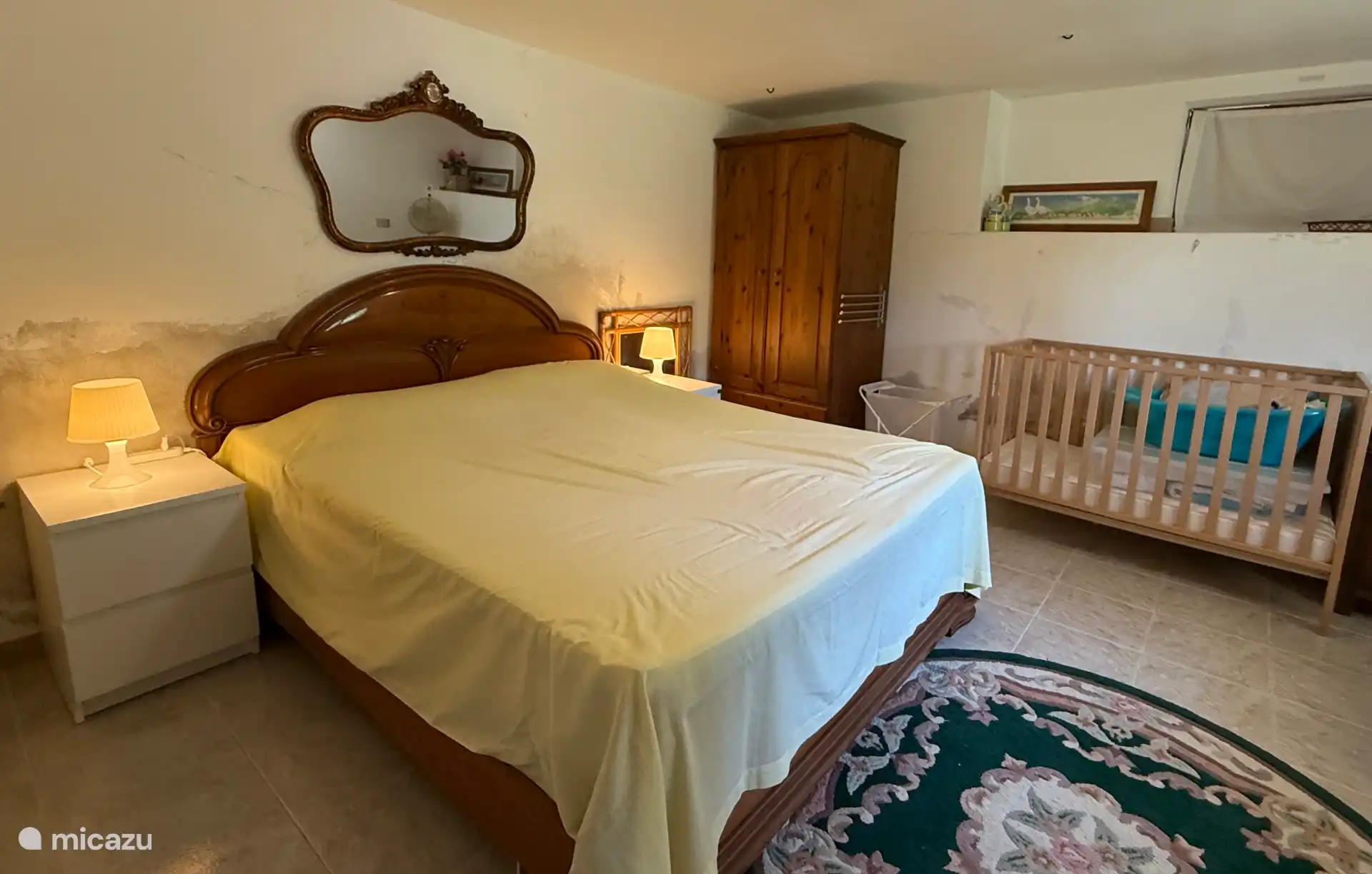 Dormitorio en la parte delantera con cama doble y cuna .....