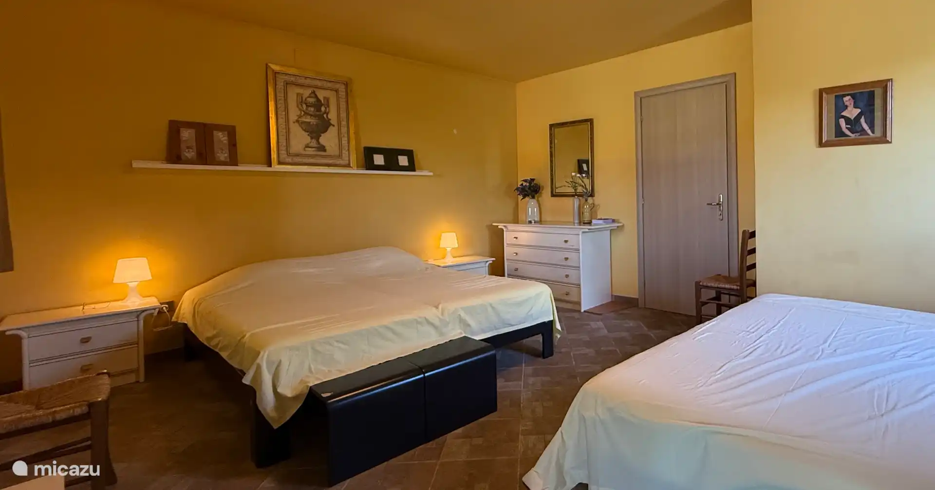 Dormitorio junto a la piscina con cama doble y 1,5 camas 