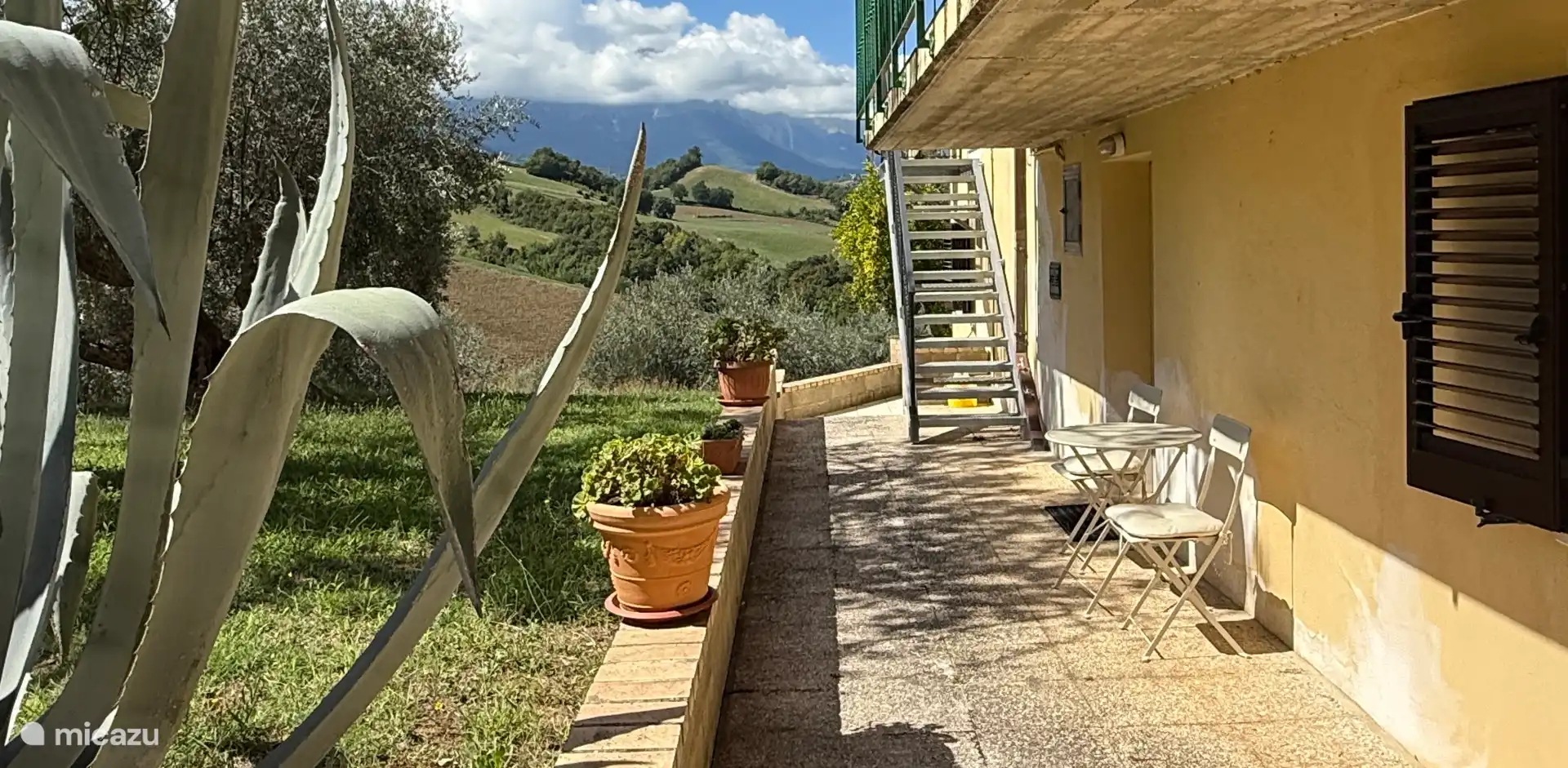Apartamento frente a la terraza bajo el sol de la mañana.