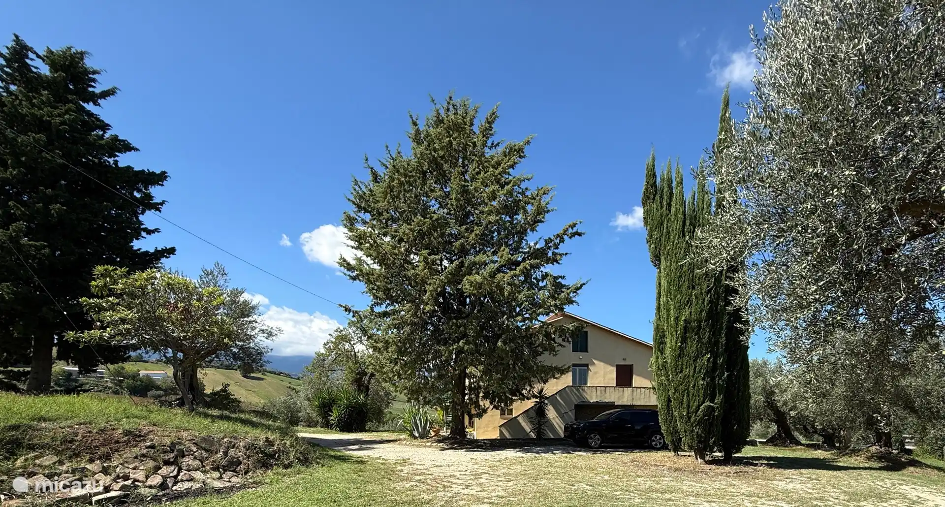 Amplio aparcamiento en el lugar para varios coches