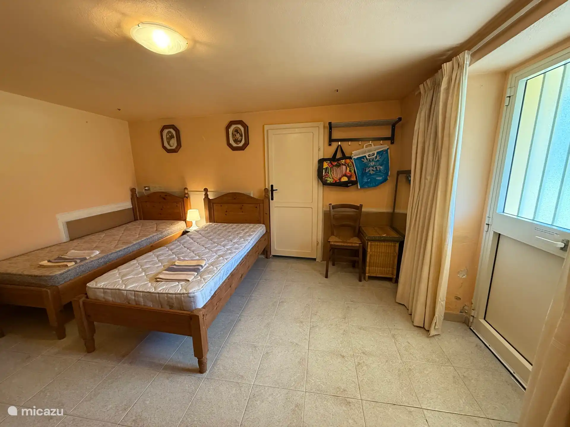 Entre el dormitorio y la puerta principal.