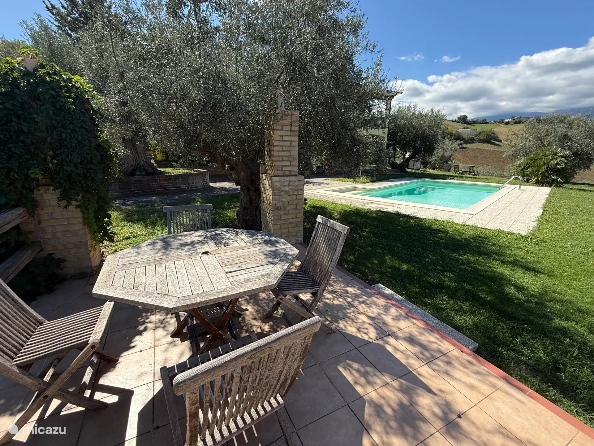 Terraza adicional bajo la pérgola.