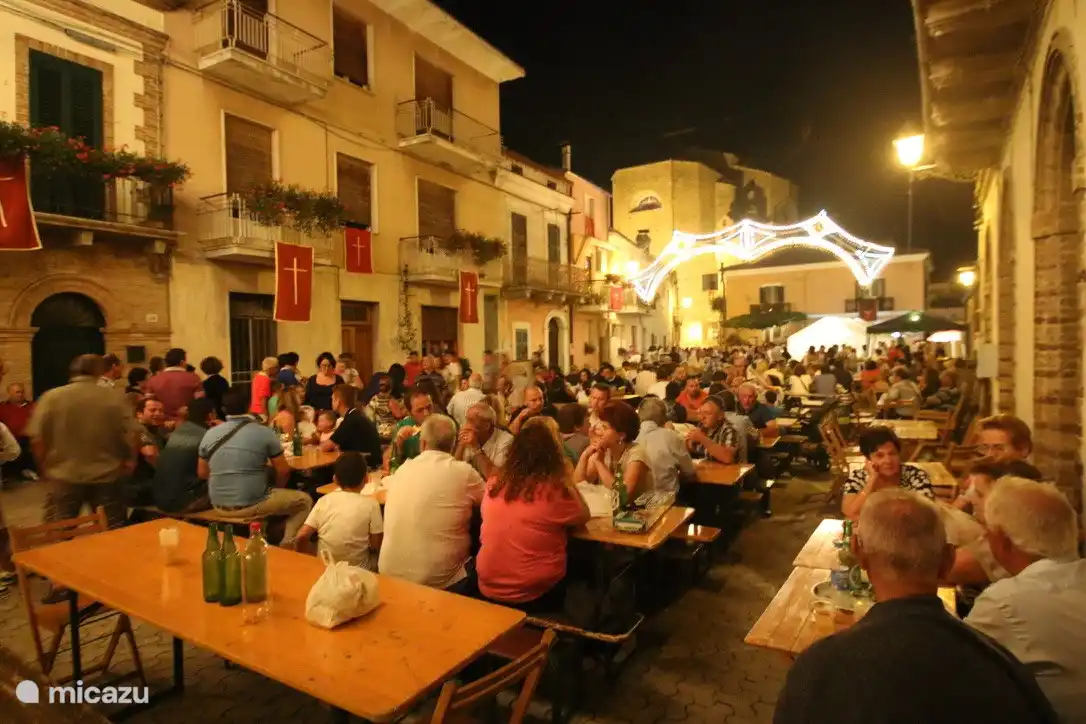 La plaza de Castiglione Messer Raimondo, el pueblo a una hora a pie y a 15 min. En coche