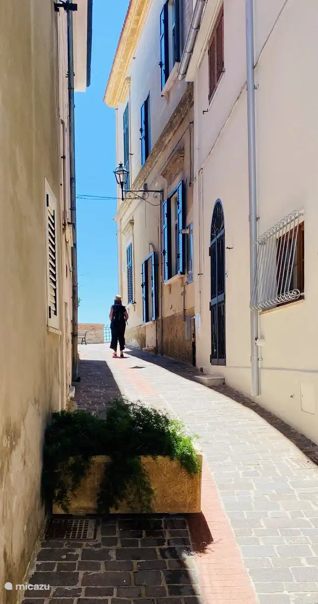 El pueblo de Silvi Paese junto al mar