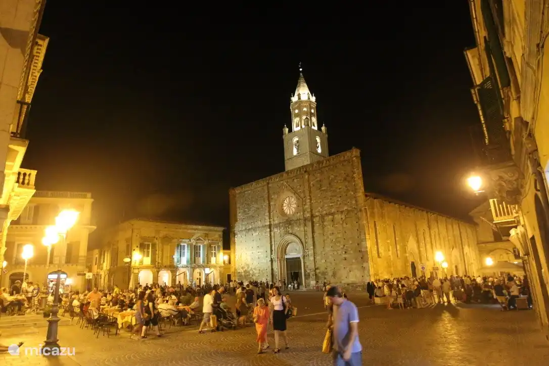 Ciudad de Atri con mercados y hermosa plaza