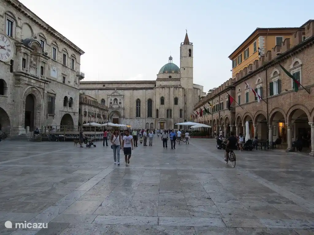 Ascoli Piceno con una de las plazas más bonitas de Italia