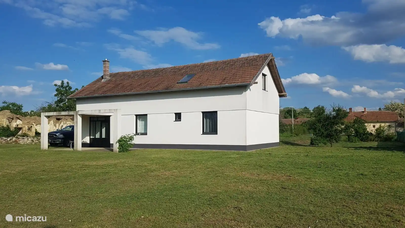 Parte trasera de la casa con terraza