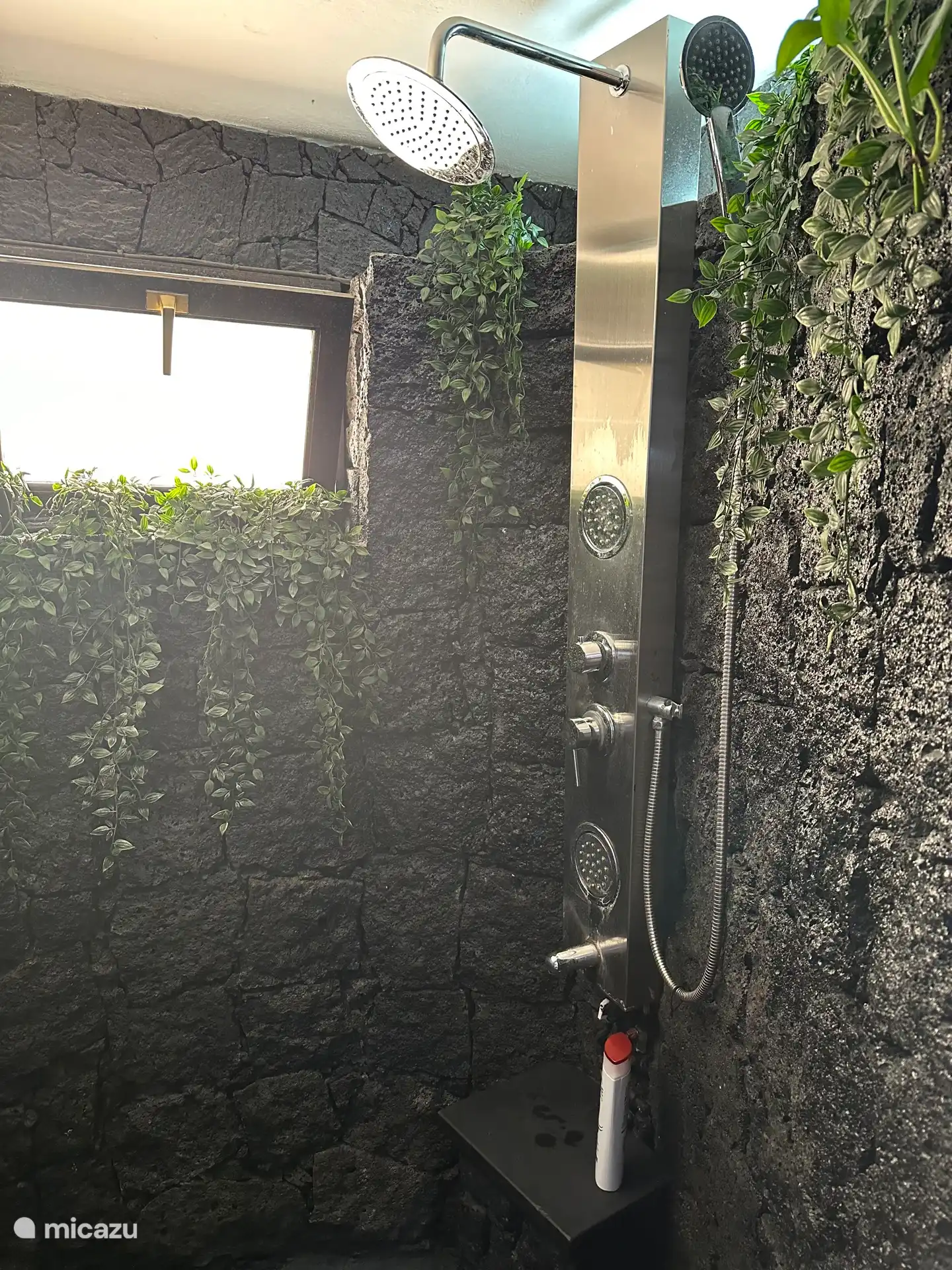 Douche van lavastenen