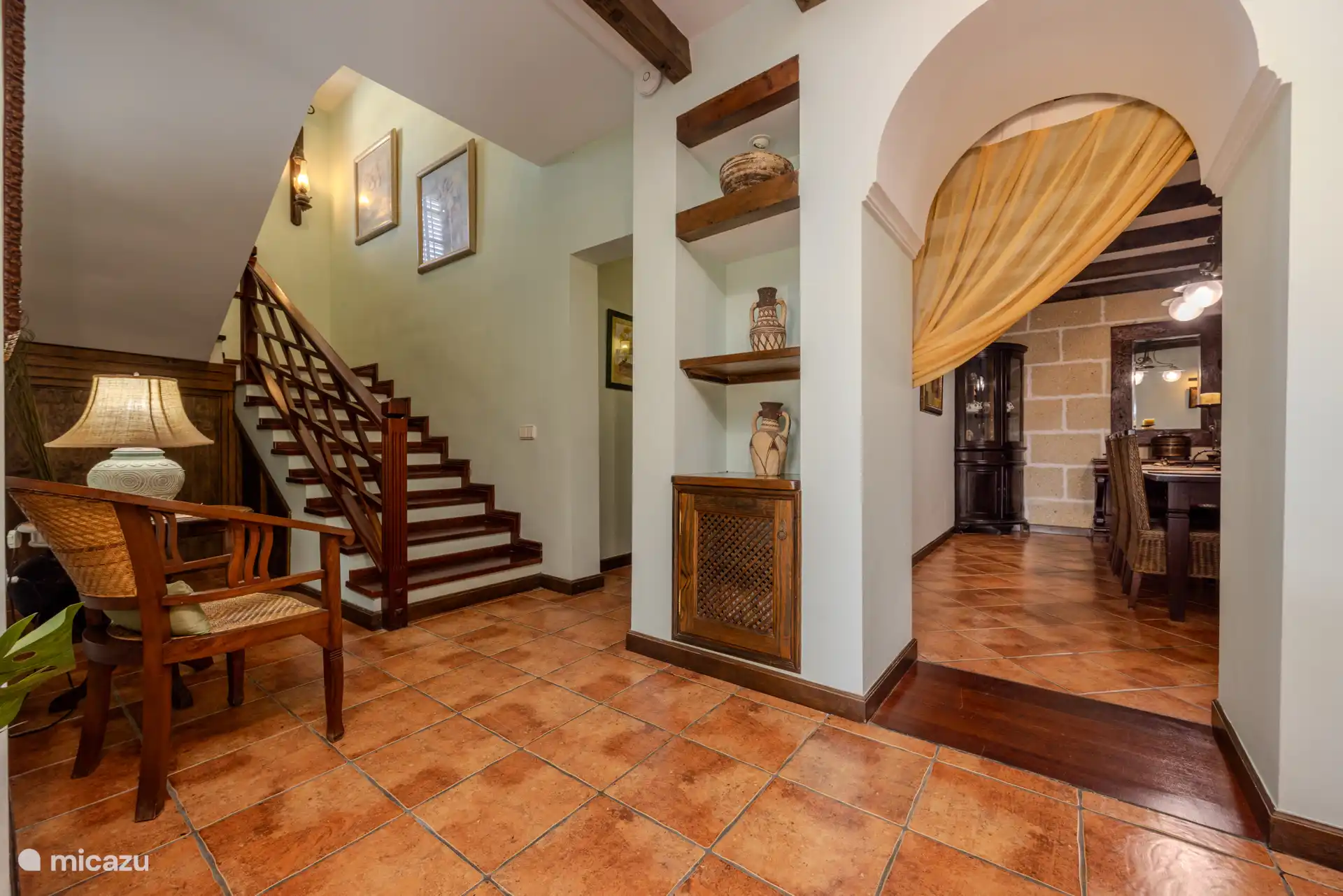 Escalera al segundo dormitorio, pasillo al dormitorio principal y vista del comedor desde la sala de estar