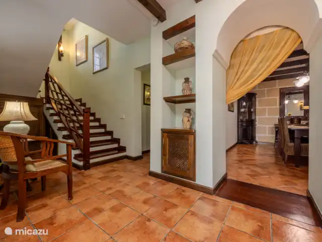 Villa Gonzalez | Espagne, Lanzarote, Costa Teguise - villa Escalier menant à la deuxième chambre, couloir menant à la chambre principale et vue sur la salle à manger depuis le salon