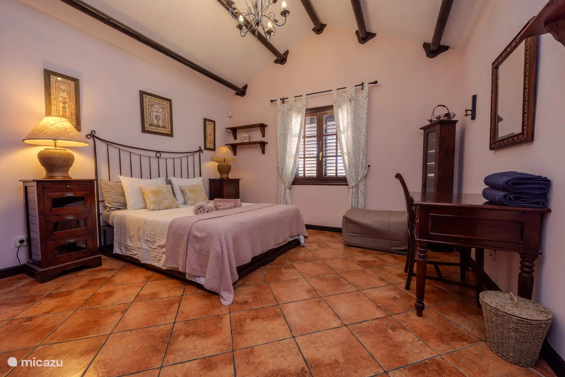 Dormitorio principal con cama plegable supletoria