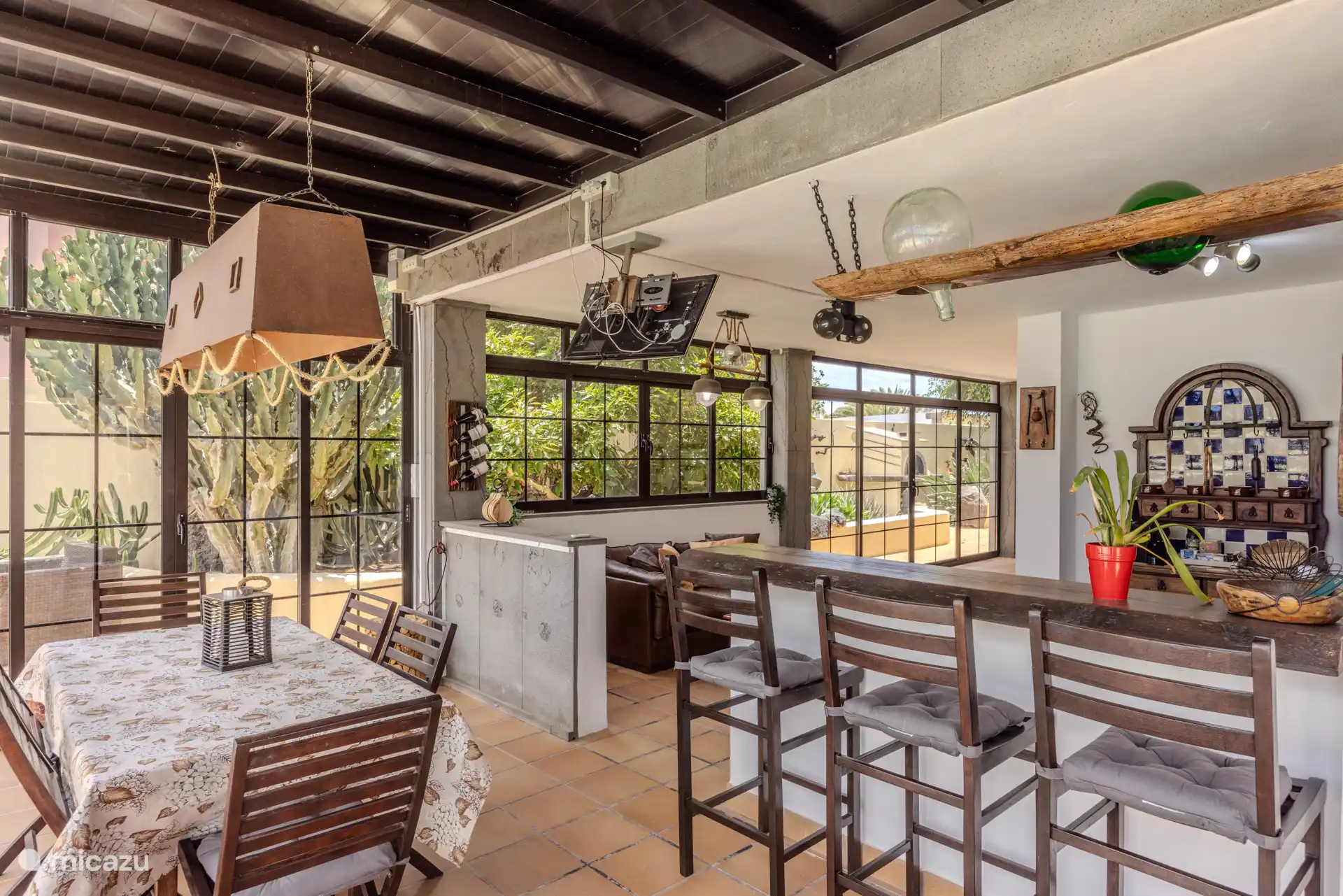 Bar y mesa de comedor en el salón