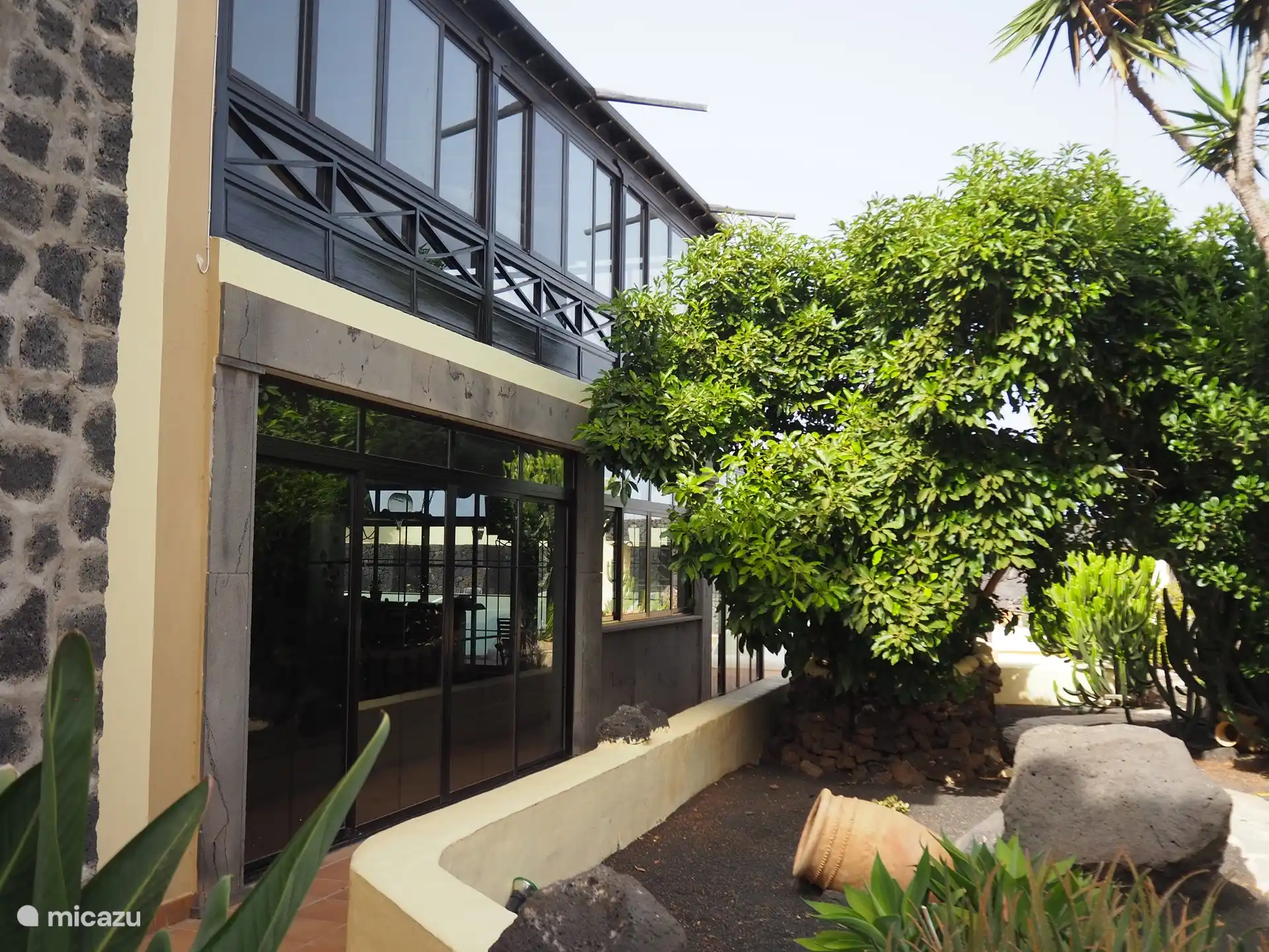 Villa lateral con camino desde el jardín delantero hasta el patio trasero