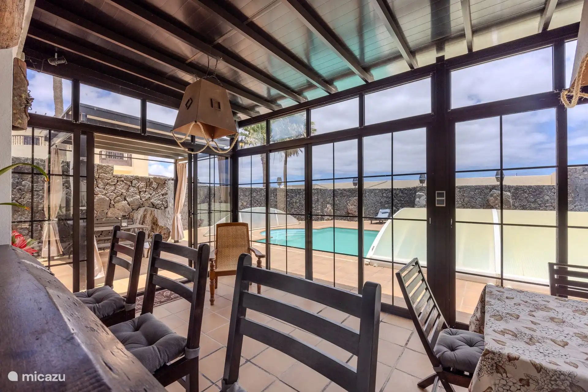 Terraza con mesa de comedor y vista al patio trasero