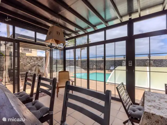 Villa Gonzalez | Espagne, Lanzarote, Costa Teguise - villa Véranda avec table à manger et vue sur la cour arrière
